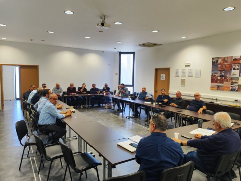 Image for the Tweet beginning: Σύσκεψη Βιομηχανικής Ζώνης Γερίου–Ιδαλίου: έντονη